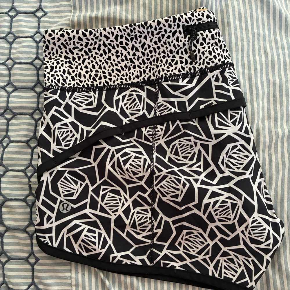 Lululemon speed shorts. Posey Black White / White / Miss Mosaic Black. Sz 8.